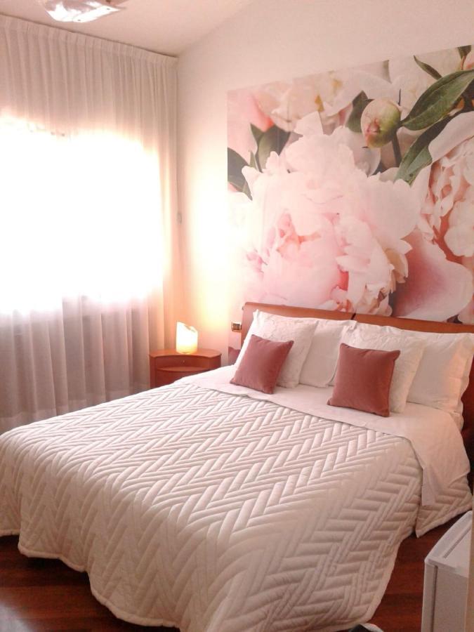 Tosca House Bed and Breakfast Varenna Esterno foto