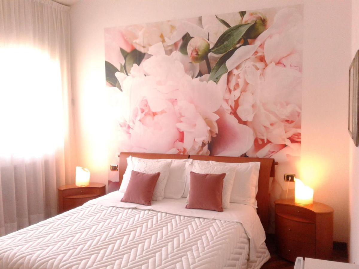 Tosca House Bed and Breakfast Varenna Esterno foto